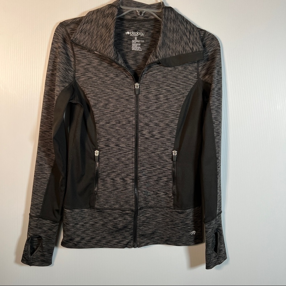 IDEOLOGY JACKET, TOP AND CAPRIS. Three piece set-black and gray space dye.